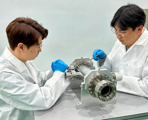 (주)큐빔솔루션 정봉기 대표(오른쪽)가 핵융합 기반 소형 중성자 발생 장치를 조립하고 있다./한국원자력 연구원
