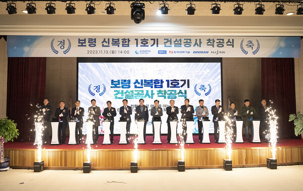 13일 한국중부발전 보령발전본부 '보령 신복합 1호기' 착공식에서 김태흠 충청남도 도지사를 비롯한 참석자들이 준공식 발파행사에 앞서 기념촬영을 하고 있다. (왼쪽부터 신동주 중부발전 노조위원장, 홍문기 HJ중공업 대표, 정연인 두산에너빌리티 사장, 류진선 산업통상자원부 사무관, 최경호 보령고용노동지청장, 편삼범 충청남도의회 의원, 김동일 보령시장, 김태흠 충남도지사, 김호빈 중부발전 사장, 박상모 보령시의회 의장, 황순평 보령경찰서장, 김일배 한국전력기술 부사장, 김종구 환경감시단장, 강신복 주교면 이장협의회장, 김옥문 오천면 이장협의회장) / 중부발전 제공. 