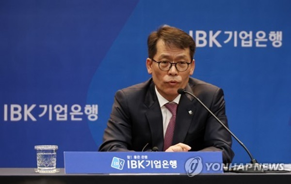 김성태 IBK기업은행장은 지난 4월, 취임 100일 기자간담회를 통해 3년간 중소기업과 소상공인에 200조원 이상의 자금을 공급하겠다고 밝혔다. /연합뉴스