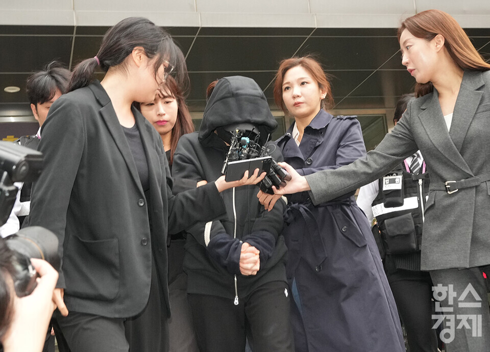 3일 오후 사기 혐의를 받는 전청조 씨가 구속 전 피의자 심문(영장실질심사)을 마친 후 서울 송파구 서울동부지방법원을 나서고 있는 모습. /최대성 기자 dpdaesung@sporbiz.co.kr 2023.11.03.