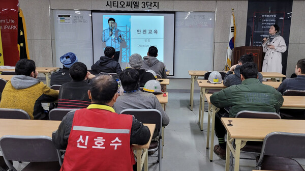 우즈베키스탄 국적 건설현장 근로자를 대상으로 안전교육이 진행되고 있다. 사진 오른쪽 상단에 자리한 우즈베키스탄 국적의 전문 통역사가 내용을 근로자들에게 전달하고 있다. (사진=HDC현대산업개발)