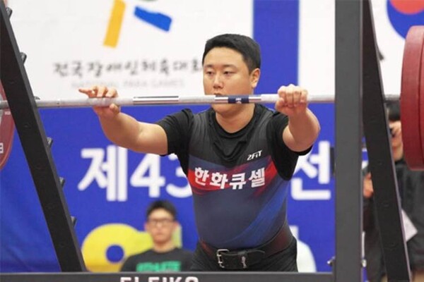 황상훈 선수가 스쿼트 200kg을 들어 올리려고 하고 있다. / 한화큐셀