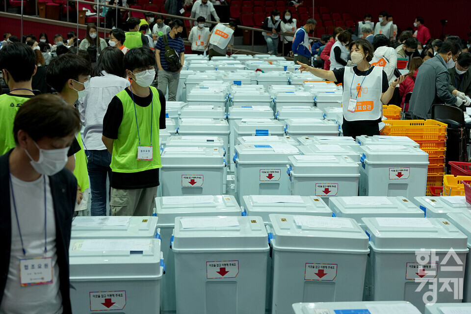제8회 전국동시지방선거 투표일인 1일 오후 서울 송파구 올림픽공원에 위치한 개표소에서 개표를 기다리는 투표함이 놓아져 있다. /한스경제DB