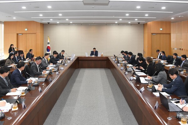 신상진 성남시장은 17일 정례간부회의에서 “시민들 모두 사고 없이 안전하고 따뜻한 겨울을 보낼 수 있도록 겨울철 재난‧재해에 철저하게 대비하고 시설물 안전 점검에 만전을 다해 달라”고 강조했다./ 성남시 제공