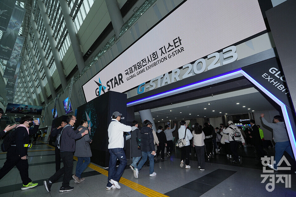 16일 오전 부산 해운대구 벡스코에서 '지스타 2023'가 개막했다. 전시회를 찾은 관람객들이 입장하고 있다. 총 3250부스가 마련돼 역대 최대 규모로 나흘간 개최되는 이번 행사는 엔씨소프트를 비롯한 주요 게임사들이 신규IP(지식재산권)를 관람객들에게 선보인다. /부산=최대성 기자 dpdaesung@sporbiz.co.kr 2023.11.16.