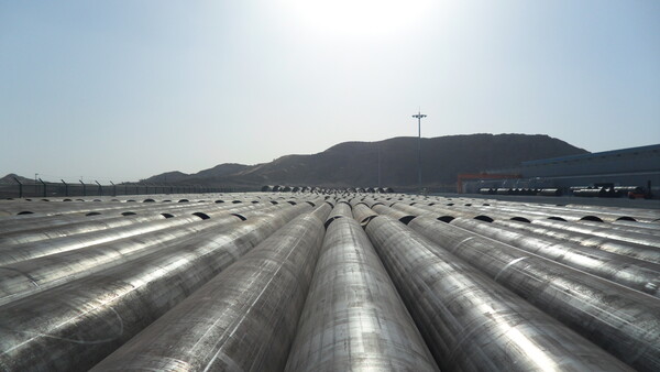 'SeAH Steel UAE' 공장 야적장에 보관중인 API 송유관
