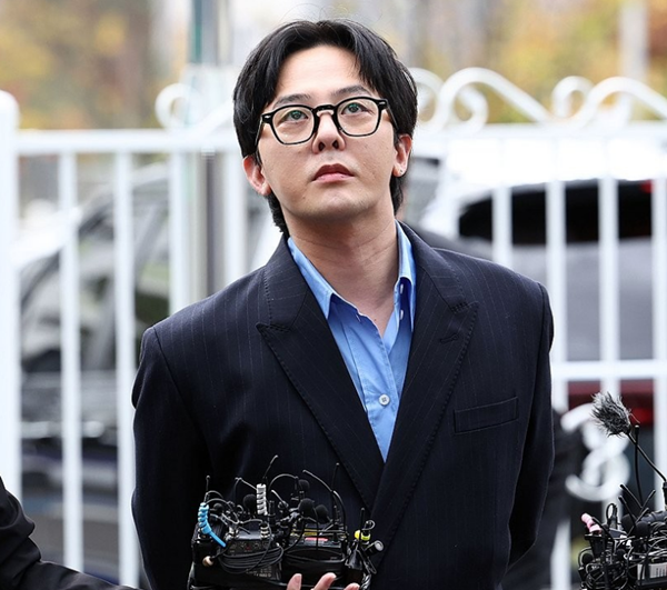 마약 투약 혐의를 받는 가수 지드래곤(권지용)이 지난 6일 오후 인천 논현경찰서로 자신 출석해 취재진의 질문을 듣고 있는 모습. / 연합뉴스 