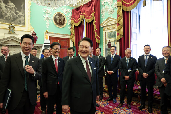 영국을 국빈 방문한 윤석열 대통령이 22일(현지시간) 런던 맨션하우스에서 열린 한·영 비즈니스 포럼에서 경제인들과 사전환담을 하고 있다. 이재용 삼성전자 회장, 정의선 현대차 회장, 구광모 LG 회장, 조현준 효성 회장, 신동빈 롯데 회장, 구자은 LG그룹 회장 등이 참석해 있다. / 연합