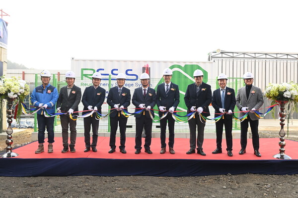 4사 주요 관계자들이 23일 500kW급 재사용 배터리 활용 에너지저장장치(ESS) 및 실증 설비 구축 기념 준공식에 참여했다. / 한국전력기술 제공. 