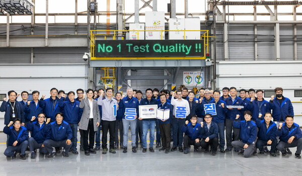 지난 23일 인천 부평 본사에서 개최된 품질 현장 투어에 참석한 GM 한국사업장 헥터 비자레알 사장(중앙 왼쪽)과 품질부문 아달베르토 토레알바 부사장(중앙 오른쪽)을 비롯한 직원들의 모습. / 한국GM 제공