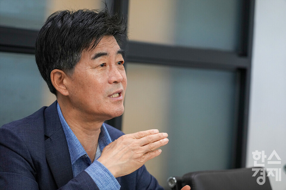 정우식 한국태양광산업협회 상근부회장이 30일 오전 서울 강남구 한국태양광산업협회에서 한스경제와 인터뷰를 하고 있다. /김근현 기자 