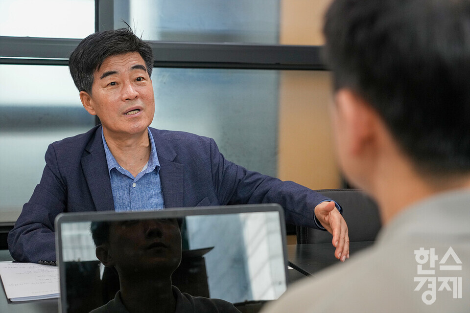 정 부회장은 “이미 글로벌 기업과 선진국들이 RE100 경제로 선회하고 질주하고 있는 상황에서 우리가 진행할거니 호응해 달라는 말은 설득력이 없다”고 지적했다. / 김근현 기자 