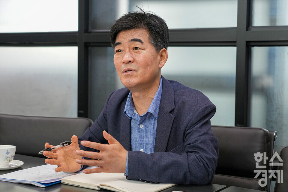 정 부회장은 “정부의 정책 방향이 기업의 RE100 전환의 걸림돌이 되고 있다”며, “이런 상황이 이어지면 분명 이후에 큰 비용을 지불할 수밖에 없다”고 지적했다. / 김근현 기자 