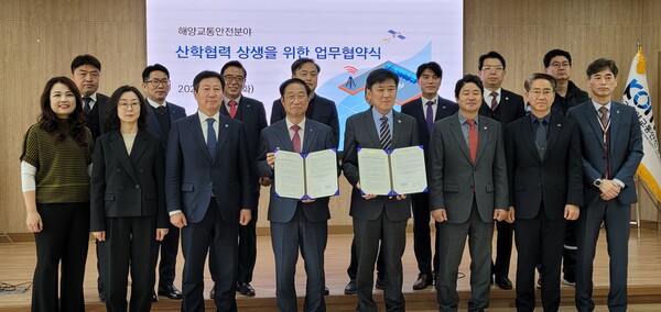 28일 인천 중구 스마트 선박 안전지원센터에서 열린 ‘해양교통안전분야 산학협력 상생을 위한 업무협약식’에서 임춘건 한국폴리텍대학 이사장 직무대리(앞줄 왼쪽 네번째) 및 김준석 한국해양교통안전공단 이사장(앞줄 오른쪽 네번째)과 관계자들이 기념촬영하고 있다. / 한국해양교통안전공단 제공