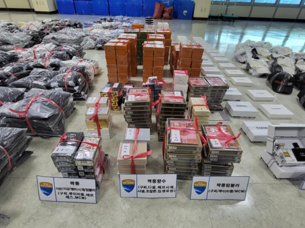 이번 검거 과정에서 압수한 위조상품은 의류와 향수 등 2850여 점, 정품가 기준으로 18억 원 상당이다./ 경기도 제공
