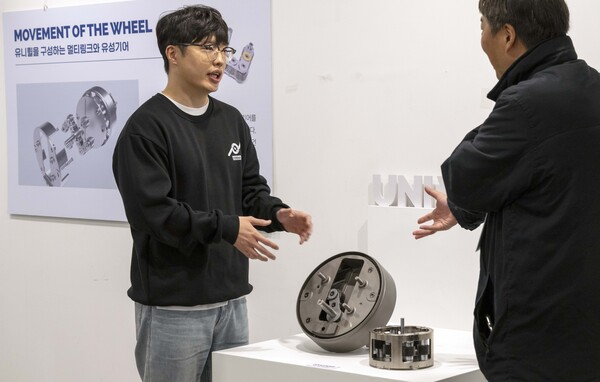 현대차·기아 연구원이 유니휠 기술에 대해 설명하는 모습 / 현대자동차 제공