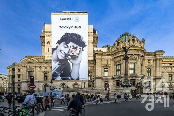 삼성전자가 프랑스 파리 국립 오페라 극장 ‘오페라 가르니에’의 대형 옥외광고에 ‘갤럭시 Z 플립5’ 이미지와 함께 부산엑스포 로고를 함께 선보이고 있다. / 삼성전자