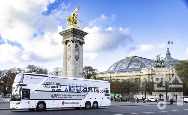 LG전자는 지난 6일부터 부산엑스포 유치 염원을 담은 ‘LG 랩핑 버스’를 프랑스 파리 시내버스 노선에서 운행 중이다. / LG전자