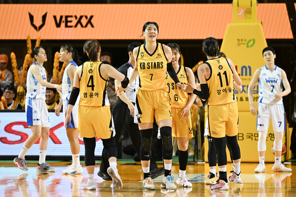 여자프로농구 청주 KB국민은행 박지수(가운데). /WKBL 제공