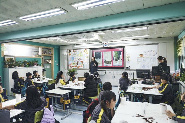 현대글로비스가 교실 숲 조성 봉사활동에 나선 초등학교에서 아이들이 환경 교육을 받고 있다 / 현대글로비스 제공