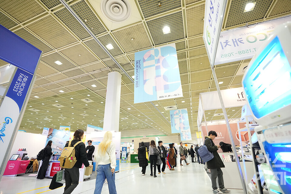 29일 오전 서울 강남구 코엑스에서 '2023 서울국제소싱페어X굿즈상점(소싱페어)'가 개막했다. 내달 1일까지 사흘간 열리는 이번 행사는 기프트·리빙·뷰티·스마트·웰니스·패션·스포츠·레저 등 소비재 관련 기업 350여 곳이 참가, 국내외 바이어를 상대로 대한민국 소비재 분야 최신 트렌드와 글로벌 경쟁력을 갖춘 다양한 제품을 선보인다. /최대성 기자 dpdaesung@sporbiz.co.kr 2023.11.29. 