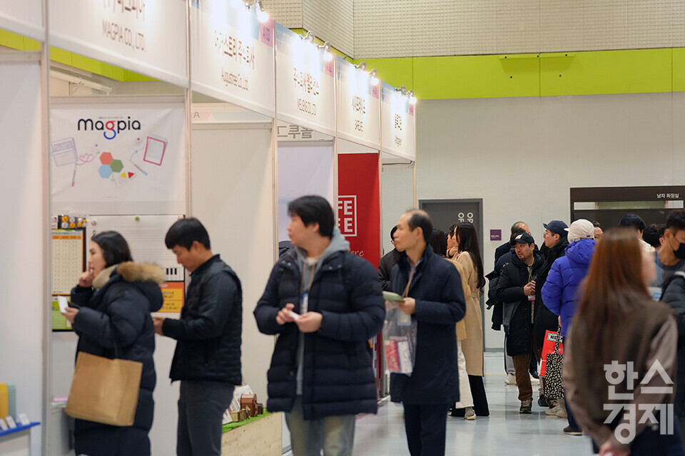 29일 오전 서울 강남구 코엑스에서 '2023 서울국제소싱페어X굿즈상점(소싱페어)'가 개막했다. 많은 관람객들이 부스를 살피고 있다. 내달 1일까지 사흘간 열리는 이번 행사는 기프트·리빙·뷰티·스마트·웰니스·패션·스포츠·레저 등 소비재 관련 기업 350여 곳이 참가, 국내외 바이어를 상대로 대한민국 소비재 분야 최신 트렌드와 글로벌 경쟁력을 갖춘 다양한 제품을 선보인다. /최대성 기자 dpdaesung@sporbiz.co.kr 2023.11.29. 
