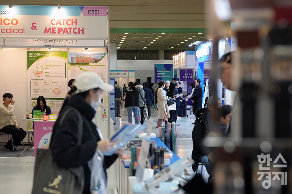 29일 오전 서울 강남구 코엑스에서 '2023 서울국제소싱페어X굿즈상점(소싱페어)'가 개막했다. 많은 관람객들이 부스를 살피고 있다. 내달 1일까지 사흘간 열리는 이번 행사는 기프트·리빙·뷰티·스마트·웰니스·패션·스포츠·레저 등 소비재 관련 기업 350여 곳이 참가, 국내외 바이어를 상대로 대한민국 소비재 분야 최신 트렌드와 글로벌 경쟁력을 갖춘 다양한 제품을 선보인다. /최대성 기자 dpdaesung@sporbiz.co.kr 2023.11.29. 