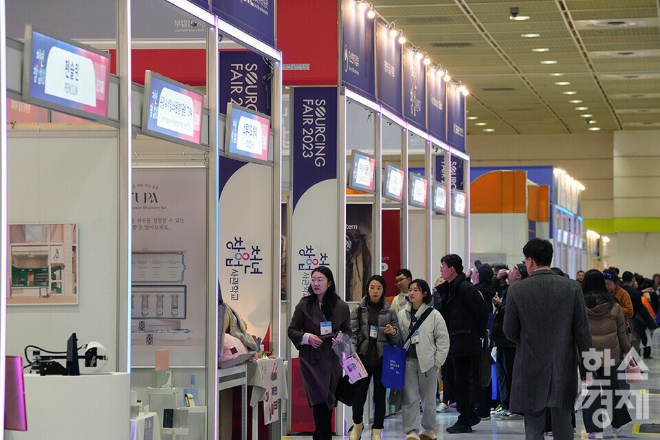 29일 오전 서울 강남구 코엑스에서 '2023 서울국제소싱페어X굿즈상점(소싱페어)'가 개막했다. 많은 관람객들이 부스를 살피고 있다. 내달 1일까지 사흘간 열리는 이번 행사는 기프트·리빙·뷰티·스마트·웰니스·패션·스포츠·레저 등 소비재 관련 기업 350여 곳이 참가, 국내외 바이어를 상대로 대한민국 소비재 분야 최신 트렌드와 글로벌 경쟁력을 갖춘 다양한 제품을 선보인다. /최대성 기자 dpdaesung@sporbiz.co.kr 2023.11.29. 