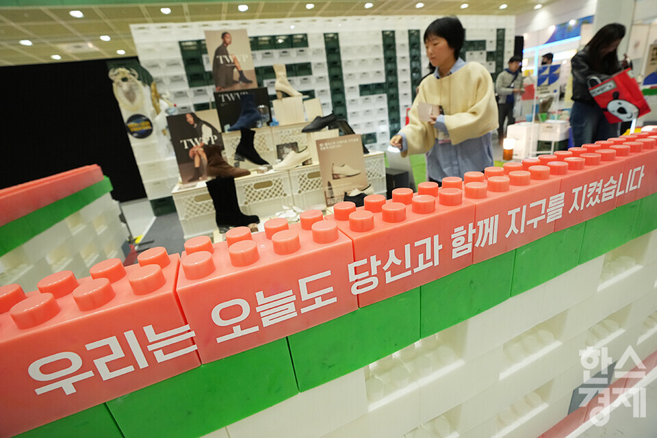 29일 오전 서울 강남구 코엑스에서 '2023 서울국제소싱페어X굿즈상점(소싱페어)'가 개막했다. 우리동네 플라스틱 연구소 부스에 '우리는 오늘도 당신과 함께 지구를 지켰습니다'란 문구가 쓰여있다. 내달 1일까지 사흘간 열리는 이번 행사는 기프트·리빙·뷰티·스마트·웰니스·패션·스포츠·레저 등 소비재 관련 기업 350여 곳이 참가, 국내외 바이어를 상대로 대한민국 소비재 분야 최신 트렌드와 글로벌 경쟁력을 갖춘 다양한 제품을 선보인다. /최대성 기자 dpdaesung@sporbiz.co.kr 2023.11.29. 