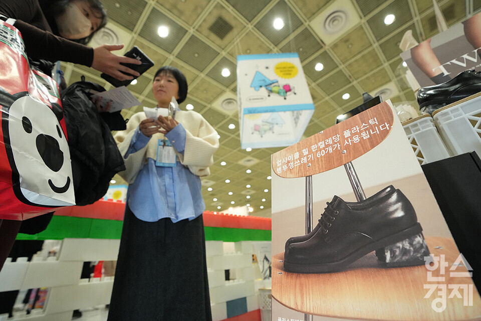 29일 오전 서울 강남구 코엑스에서 '2023 서울국제소싱페어X굿즈상점(소싱페어)'가 개막했다. 우리동네 플라스틱 연구소 부스에 마련된 여성 슈즈 브랜드 TWVP 대표가 한 관람객에게 폐플라스틱을 새활용해 만든 구두굽을 설명하고 있다. 내달 1일까지 사흘간 열리는 이번 행사는 기프트·리빙·뷰티·스마트·웰니스·패션·스포츠·레저 등 소비재 관련 기업 350여 곳이 참가, 국내외 바이어를 상대로 대한민국 소비재 분야 최신 트렌드와 글로벌 경쟁력을 갖춘 다양한 제품을 선보인다. /최대성 기자 dpdaesung@sporbiz.co.kr 2023.11.29. 