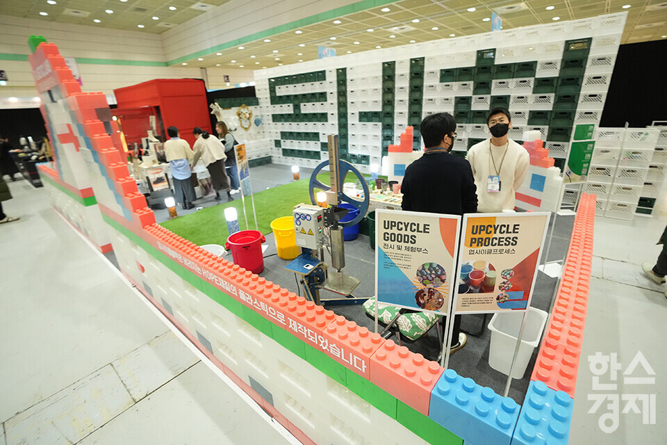 29일 오전 서울 강남구 코엑스에서 '2023 서울국제소싱페어X굿즈상점(소싱페어)'가 개막했다. 사진은 우리동네 플라스틱 연구소 부스. 내달 1일까지 사흘간 열리는 이번 행사는 기프트·리빙·뷰티·스마트·웰니스·패션·스포츠·레저 등 소비재 관련 기업 350여 곳이 참가, 국내외 바이어를 상대로 대한민국 소비재 분야 최신 트렌드와 글로벌 경쟁력을 갖춘 다양한 제품을 선보인다. /최대성 기자 dpdaesung@sporbiz.co.kr 2023.11.29. 