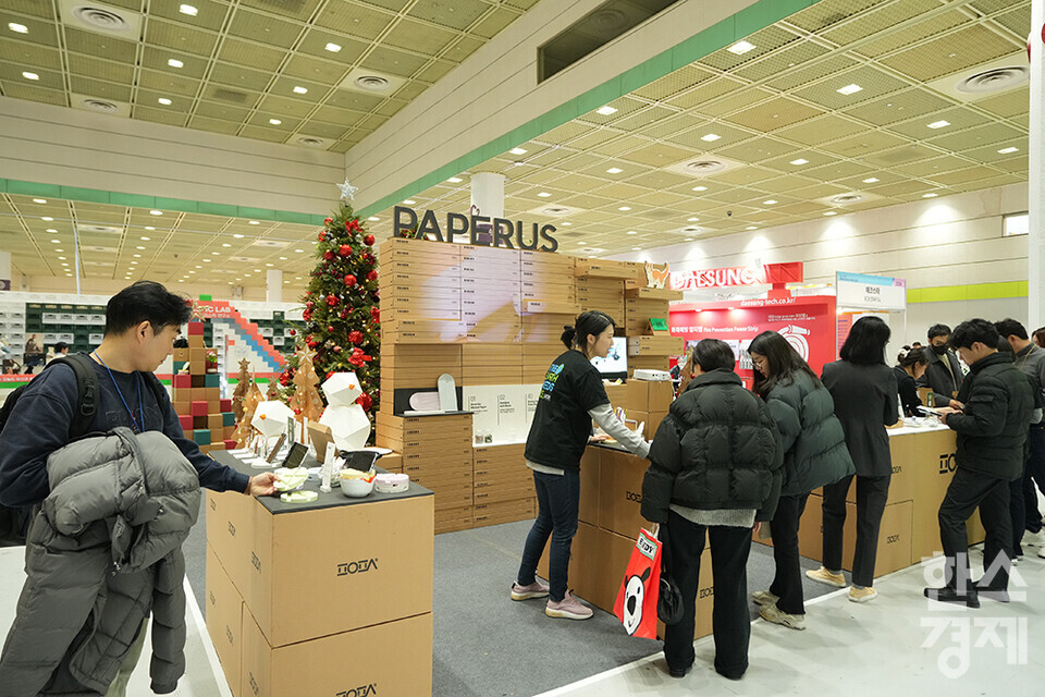 29일 오전 서울 강남구 코엑스에서 '2023 서울국제소싱페어X굿즈상점(소싱페어)'가 개막했다. 버려진 종이를 새활용해 다양한 제품을 만들고 있는 PAPERUS 부스에 많은 사람들이 관심을 보이고 있다. 내달 1일까지 사흘간 열리는 이번 행사는 기프트·리빙·뷰티·스마트·웰니스·패션·스포츠·레저 등 소비재 관련 기업 350여 곳이 참가, 국내외 바이어를 상대로 대한민국 소비재 분야 최신 트렌드와 글로벌 경쟁력을 갖춘 다양한 제품을 선보인다. /최대성 기자 dpdaesung@sporbiz.co.kr 2023.11.29. 