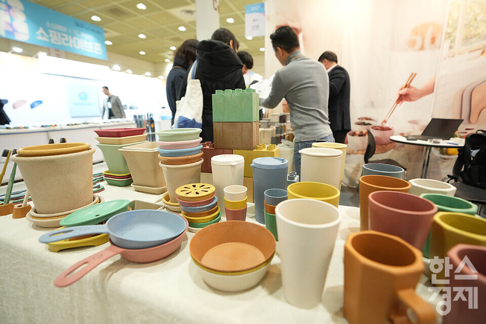 29일 오전 서울 강남구 코엑스에서 '2023 서울국제소싱페어X굿즈상점(소싱페어)'가 개막했다. 지구와 부스에 미세플라스틱을 만들지 않고 쓰임이 다한 후 자연으로 돌아가는 다회용 자연순환상품들이 전시돼 있다. 내달 1일까지 사흘간 열리는 이번 행사는 기프트·리빙·뷰티·스마트·웰니스·패션·스포츠·레저 등 소비재 관련 기업 350여 곳이 참가, 국내외 바이어를 상대로 대한민국 소비재 분야 최신 트렌드와 글로벌 경쟁력을 갖춘 다양한 제품을 선보인다. /최대성 기자 dpdaesung@sporbiz.co.kr 2023.11.29. 