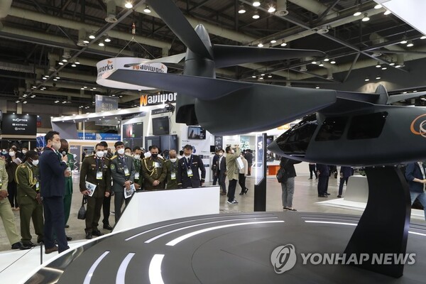 DX KOREA 2023에서 관람중인 관람객들. /연합뉴스