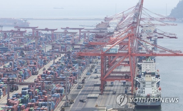 29일 한국은행이 발표한 ‘2023년 10월 무역지수 및 교역조건’에 따르면 10월 수출물량지수는 지난해 같은 기간 대비 7.4% 상승했다. /연합뉴스