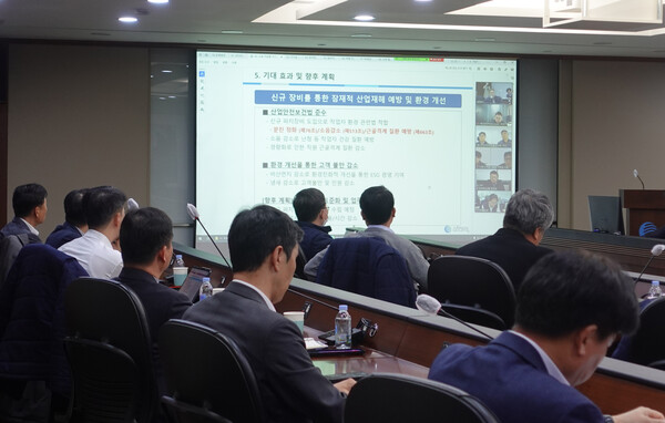 심사위원들이 '2023 삼천리 혁신한마당'에서 과제 발표영상을 시청하고 있다. / 삼천리 제공. 