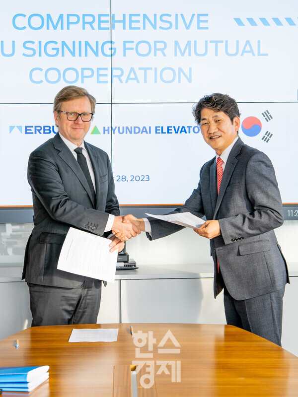 현대엘리베이터가 28일(현지시각) 폴란드 바르샤바에서 현지 건설사인 이알버드(ERBUD)와 ‘우크라이나 재건 사업 포괄적 협력을 위한 양해각서’를 체결했다. / 현대엘리베이터