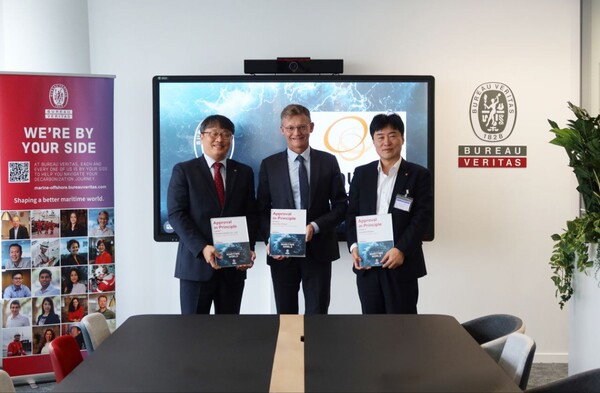 (왼쪽부터) 한화오션 강중규 중앙연구원장, BV M&O 매튜 데트니 대표, 한화오션 김형석 미래제품전략실장이 화물운영시스템, 재액화시스템, OCCS 등 3건의 기본승인을 획득한 뒤 기념촬영을 하고 있다. / 한화오션 제공