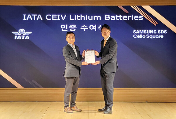 삼성SDS가 국제항공운송협회(IATA)의 CEIV 리튬 배터리 항공운송 인증 자격을 취득해 판교캠퍼스에서 수여식을 진행했다. 왼쪽부터 삼성SDS 오구일 물류사업부장(부사장), IATA 김백재 한국지사장 / 삼성SDS