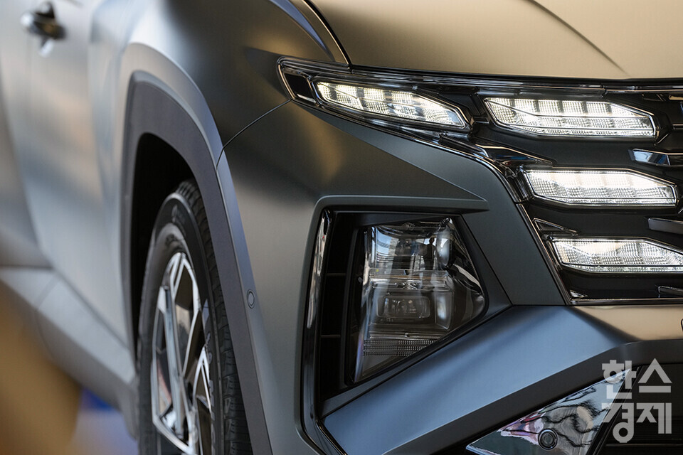 지난 5일 오전 서울 강남구 현대 모터스튜디오에서 '더 뉴 투싼' 미디어 갤러리가 열렸다. 사진은 전면부 헤드라이터. 더 뉴 투싼은 2020년 9월 출시된 4세대 투싼의 상품 경쟁력을 한층 더 끌어올려 3년 만에 새롭게 선보이는 부분 변경 모델이다. /최대성 기자 dpdaesung@sporbiz.co.kr 2023.12.05. 