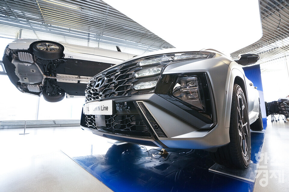 지난 5일 오전 서울 강남구 현대 모터스튜디오에서 '더 뉴 투싼' 미디어 갤러리가 열렸다. 사진은 전면부 헤드라이터. 더 뉴 투싼은 2020년 9월 출시된 4세대 투싼의 상품 경쟁력을 한층 더 끌어올려 3년 만에 새롭게 선보이는 부분 변경 모델이다. /최대성 기자 dpdaesung@sporbiz.co.kr 2023.12.05. 