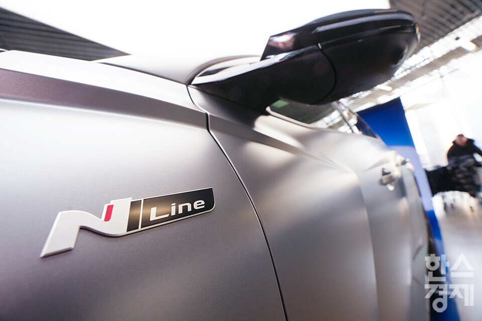 지난 5일 오전 서울 강남구 현대 모터스튜디오에서 '더 뉴 투싼' 미디어 갤러리가 열렸다. 사진은 투산 N라인 로고. 더 뉴 투싼은 2020년 9월 출시된 4세대 투싼의 상품 경쟁력을 한층 더 끌어올려 3년 만에 새롭게 선보이는 부분 변경 모델이다. /최대성 기자 dpdaesung@sporbiz.co.kr 2023.12.05. 