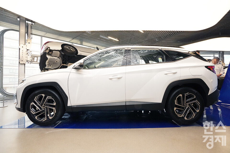 지난 5일 오전 서울 강남구 현대 모터스튜디오에서 '더 뉴 투싼' 미디어 갤러리가 열렸다. 사진은 차량의 측면 모습. 더 뉴 투싼은 2020년 9월 출시된 4세대 투싼의 상품 경쟁력을 한층 더 끌어올려 3년 만에 새롭게 선보이는 부분 변경 모델이다. /최대성 기자 dpdaesung@sporbiz.co.kr 2023.12.05. 