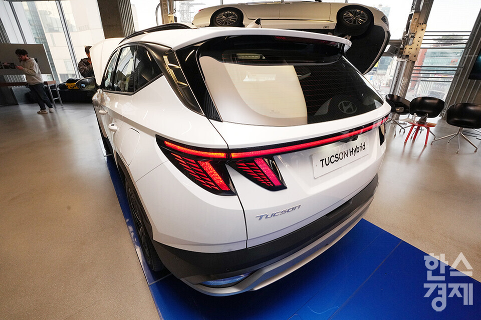 지난 5일 오전 서울 강남구 현대 모터스튜디오에서 '더 뉴 투싼' 미디어 갤러리가 열렸다. 사진은 차량의 측후면 모습. 더 뉴 투싼은 2020년 9월 출시된 4세대 투싼의 상품 경쟁력을 한층 더 끌어올려 3년 만에 새롭게 선보이는 부분 변경 모델이다. /최대성 기자 dpdaesung@sporbiz.co.kr 2023.12.05. 