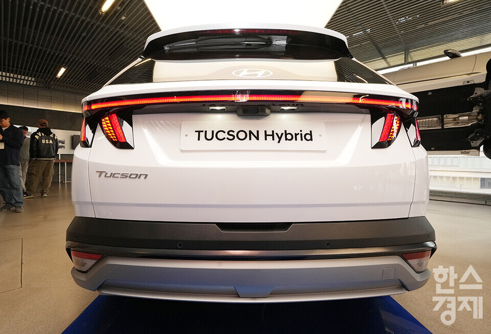 지난 5일 오전 서울 강남구 현대 모터스튜디오에서 '더 뉴 투싼' 미디어 갤러리가 열렸다. 사진은 투싼 하이브리드 차량의 후면 모습. 더 뉴 투싼은 2020년 9월 출시된 4세대 투싼의 상품 경쟁력을 한층 더 끌어올려 3년 만에 새롭게 선보이는 부분 변경 모델이다. /최대성 기자 dpdaesung@sporbiz.co.kr 2023.12.05. 