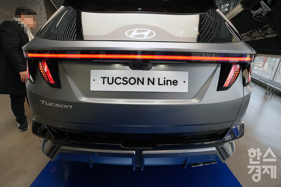 지난 5일 오전 서울 강남구 현대 모터스튜디오에서 '더 뉴 투싼' 미디어 갤러리가 열렸다. 사진은 투싼 N 라인 차량의 후면 모습. 더 뉴 투싼은 2020년 9월 출시된 4세대 투싼의 상품 경쟁력을 한층 더 끌어올려 3년 만에 새롭게 선보이는 부분 변경 모델이다. /최대성 기자 dpdaesung@sporbiz.co.kr 2023.12.05. 