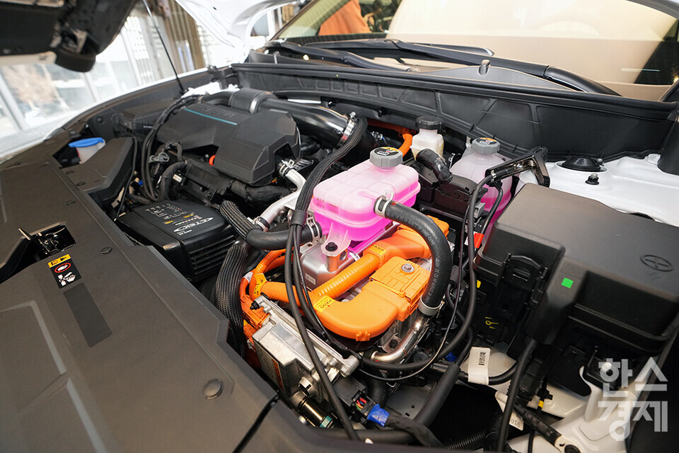 지난 5일 오전 서울 강남구 현대 모터스튜디오에서 '더 뉴 투싼' 미디어 갤러리가 열렸다. 사진은 투싼 차량의 엔진룸 모습. 더 뉴 투싼은 2020년 9월 출시된 4세대 투싼의 상품 경쟁력을 한층 더 끌어올려 3년 만에 새롭게 선보이는 부분 변경 모델이다. /최대성 기자 dpdaesung@sporbiz.co.kr 2023.12.05. 