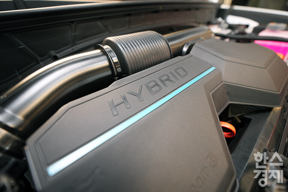 지난 5일 오전 서울 강남구 현대 모터스튜디오에서 '더 뉴 투싼' 미디어 갤러리가 열렸다. 사진은 투싼 차량의 엔진룸 모습. 더 뉴 투싼은 2020년 9월 출시된 4세대 투싼의 상품 경쟁력을 한층 더 끌어올려 3년 만에 새롭게 선보이는 부분 변경 모델이다. /최대성 기자 dpdaesung@sporbiz.co.kr 2023.12.05. 