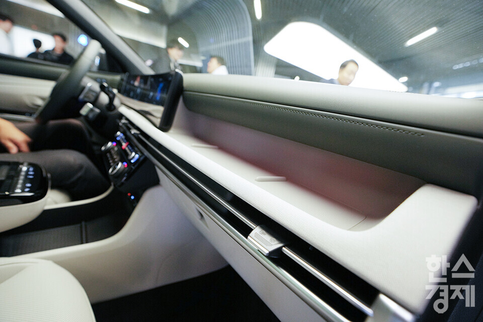 지난 5일 오전 서울 강남구 현대 모터스튜디오에서 '더 뉴 투싼' 미디어 갤러리가 열렸다. 글로브 박스 상단에 새로운 수납공간이 생겼다. 더 뉴 투싼은 2020년 9월 출시된 4세대 투싼의 상품 경쟁력을 한층 더 끌어올려 3년 만에 새롭게 선보이는 부분 변경 모델이다. /최대성 기자 dpdaesung@sporbiz.co.kr 2023.12.05. 