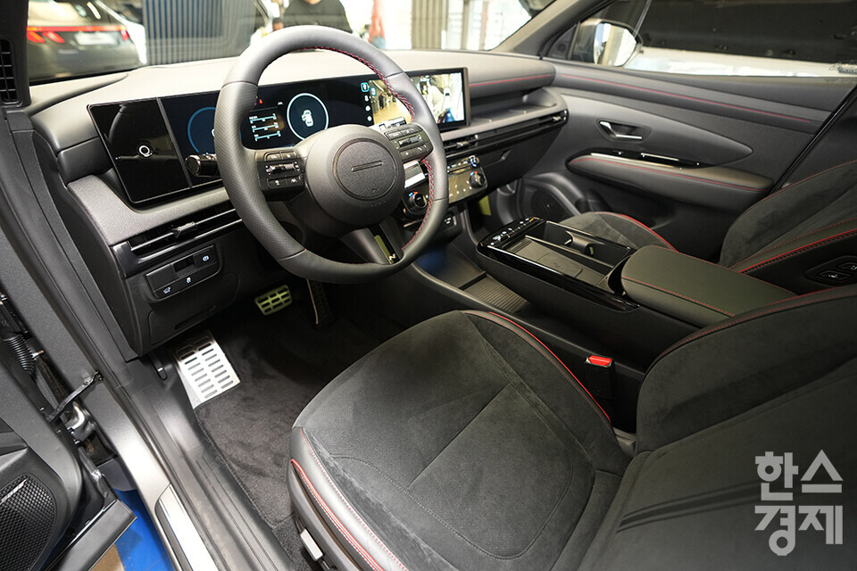 지난 5일 오전 서울 강남구 현대 모터스튜디오에서 '더 뉴 투싼' 미디어 갤러리가 열렸다. 사진은 더 뉴 투싼 N라인 차량의 운전석 모습. 더 뉴 투싼은 2020년 9월 출시된 4세대 투싼의 상품 경쟁력을 한층 더 끌어올려 3년 만에 새롭게 선보이는 부분 변경 모델이다. /최대성 기자 dpdaesung@sporbiz.co.kr 2023.12.05. 